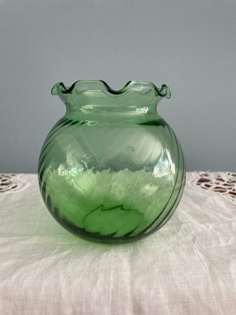 Anchor Hocking Emerald Green Swirl Ribbed Optical Vase Bowl Ruffled Top Rose Ivy